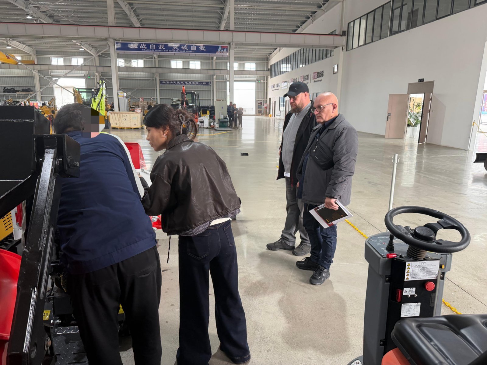 Customer negotiation at overseas exhibition
